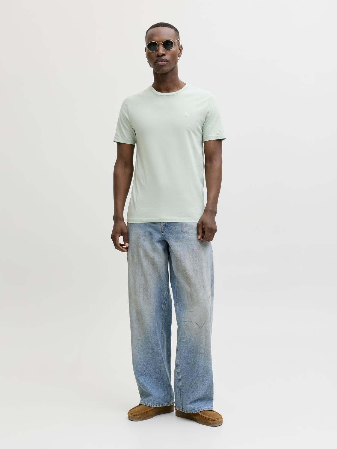 model_shot-front_full